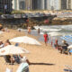 Bañistas descansan en la playa El Emir este 7 de enero de 2025, en Punta del Este (Uruguay). EFE/ Sofía Torres