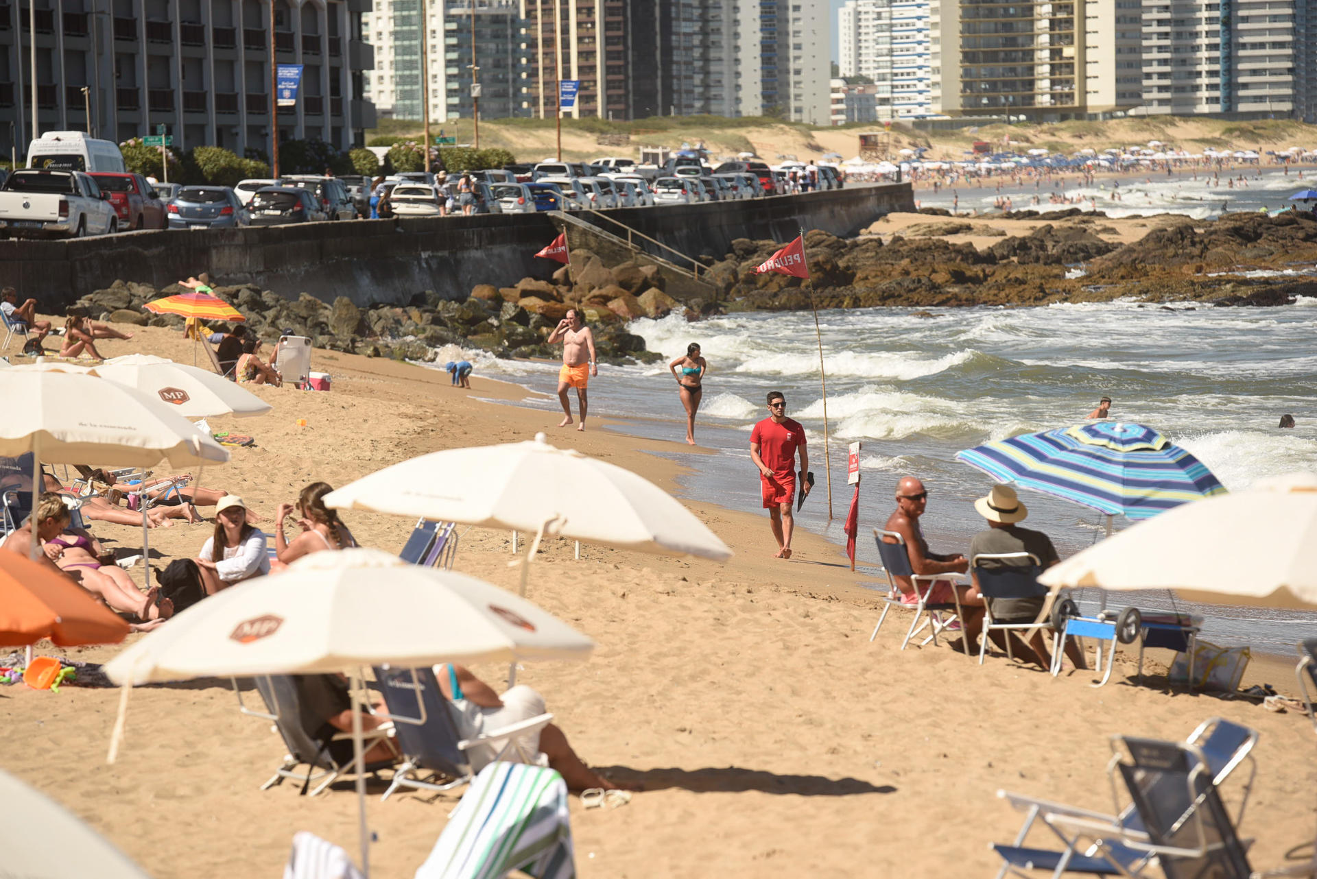 Bañistas descansan en la playa El Emir este 7 de enero de 2025, en Punta del Este (Uruguay). EFE/ Sofía Torres