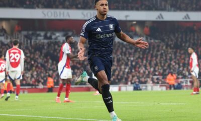 El jugador del Aston Villa Ollie Watkins celebra el 2-2 durante el partido de la Premier League que han jugado Arsenal FC y Aston Villa, en Londres, Reino Unido. EFE/EPA/NEIL HALL