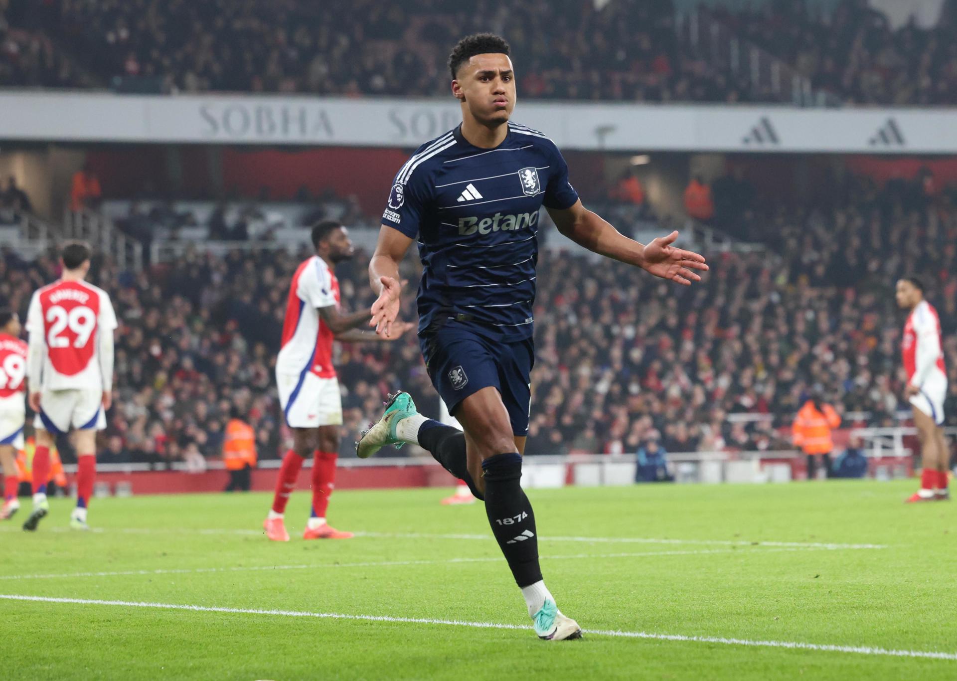 El jugador del Aston Villa Ollie Watkins celebra el 2-2 durante el partido de la Premier League que han jugado Arsenal FC y Aston Villa, en Londres, Reino Unido. EFE/EPA/NEIL HALL