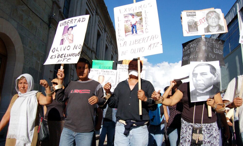 Imagen de archivo de simpatizantes de la Asamblea Popular de los Pueblos de Oaxaca (APPO) y familiares de desaparecidos durante una propuuesta en la ciudad de Oaxaca, México. EFE/Alicia Huerta Cortez