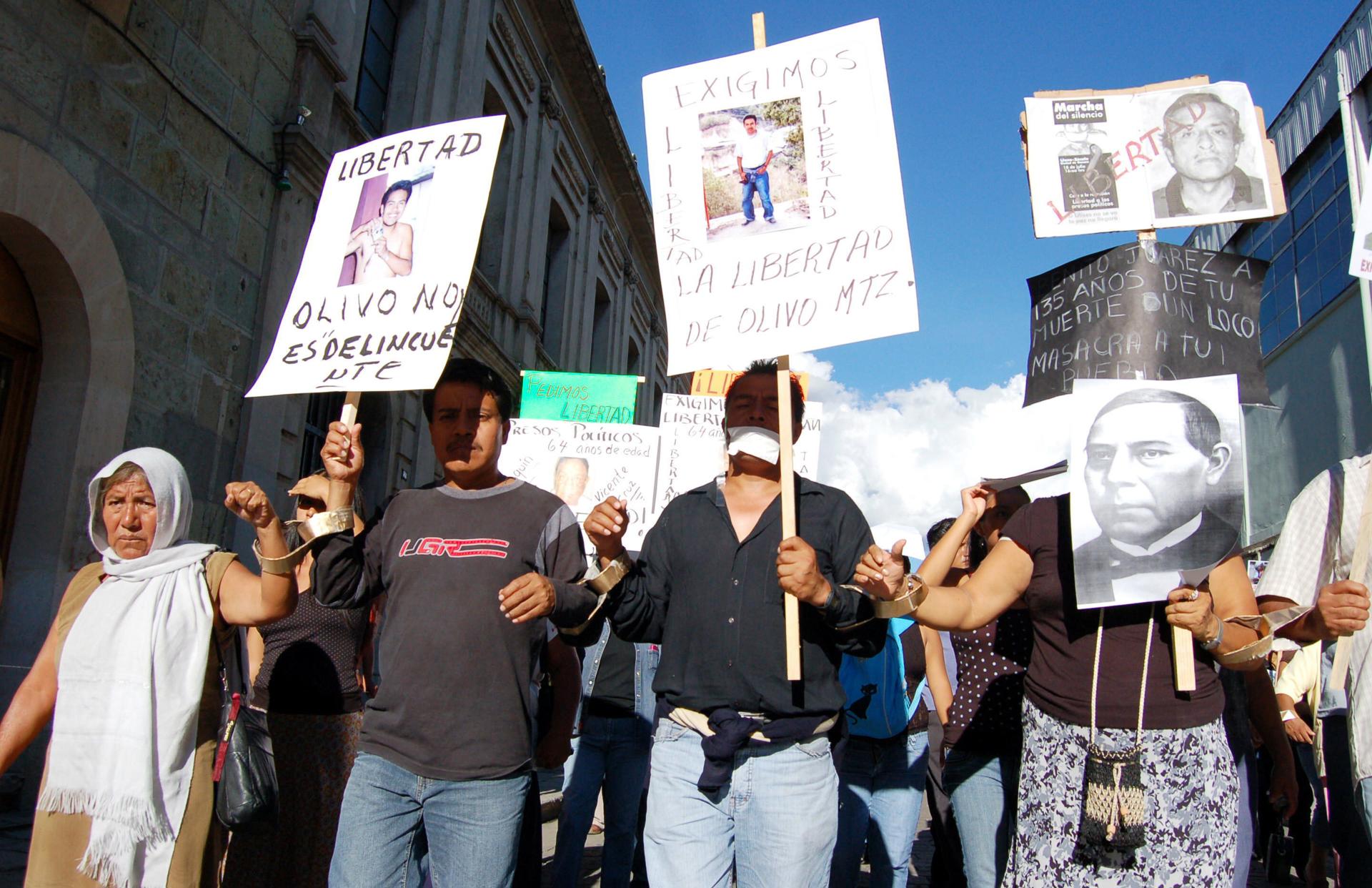 Imagen de archivo de simpatizantes de la Asamblea Popular de los Pueblos de Oaxaca (APPO) y familiares de desaparecidos durante una propuuesta en la ciudad de Oaxaca, México. EFE/Alicia Huerta Cortez