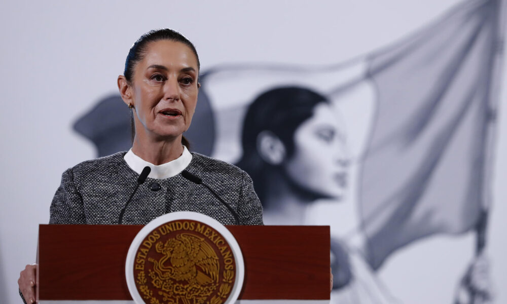 La presidenta de México, Claudia Sheinbaum, habla durante su rueda de prensa matutina este lunes, en el Palacio Nacional en la Ciudad de México (México). EFE/ Mario Guzmán