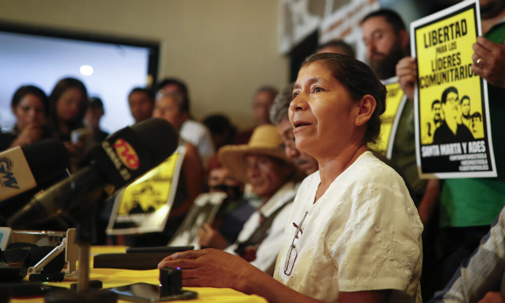 Vidalina Morales, líder comunitaria contra la explotación minera, habla durante una conferencia de prensa, este 8 de enero de 2025 en San Salvador (El Salvador). EFE/ Rodrigo Sura