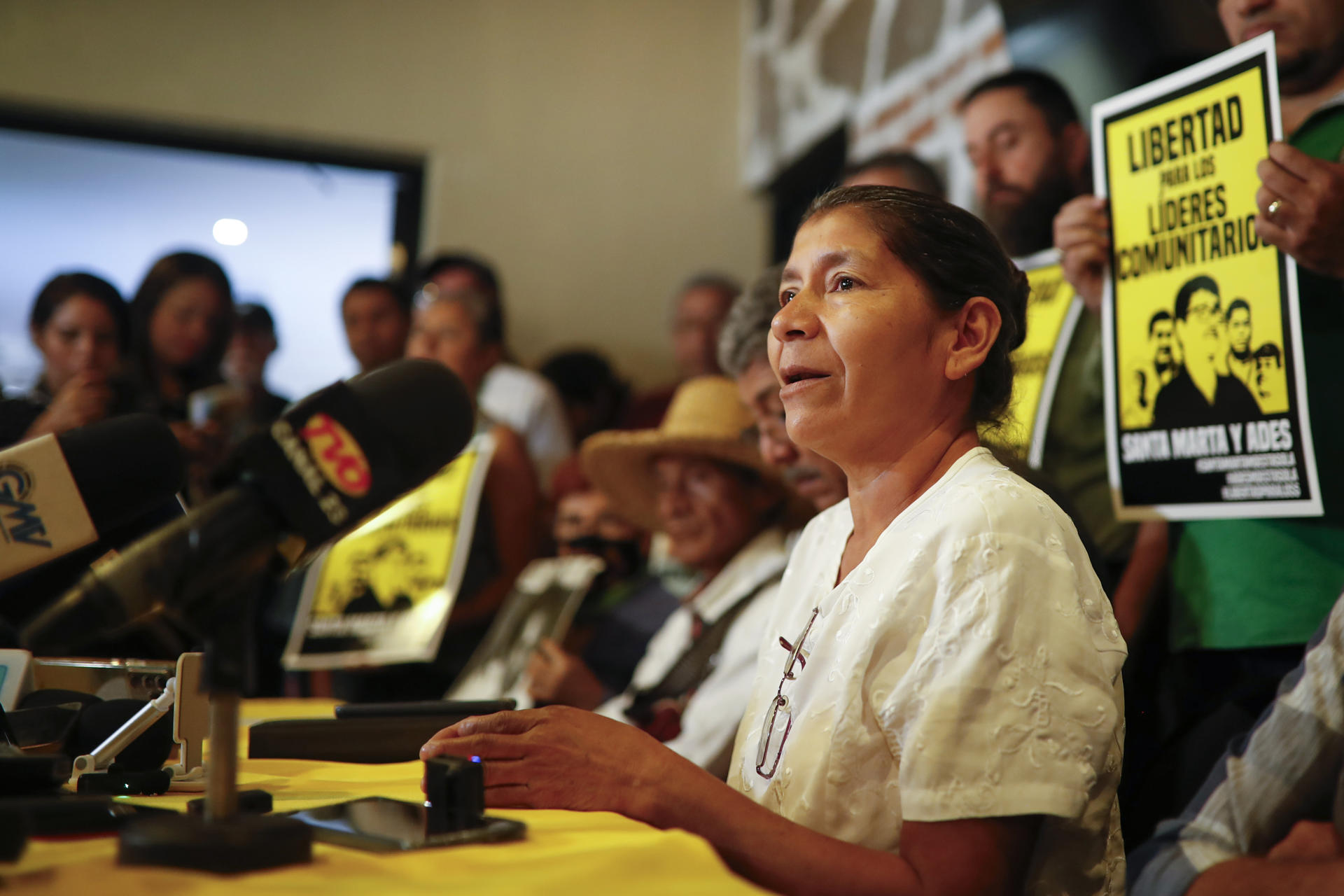 Vidalina Morales, líder comunitaria contra la explotación minera, habla durante una conferencia de prensa, este 8 de enero de 2025 en San Salvador (El Salvador). EFE/ Rodrigo Sura