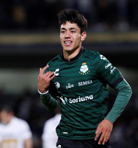 Omar Campos de Santos celebra un gol durante un partido en el estadio Olímpico Universitario en Ciudad de México (México). Archivo. EFE/Mario Guzmán