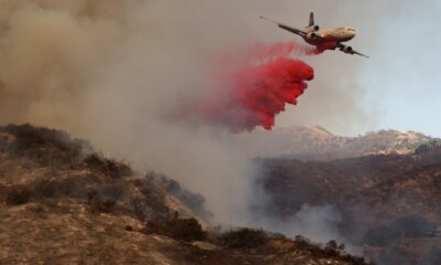 Un avión lanza retardante de fuego contra el incendio forestal de Palisades en Los Ángeles, California (EE.UU.). EFE/ALLISON DINNER