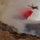 Un avión lanza retardante de fuego contra el incendio forestal de Palisades en Los Ángeles, California (EE.UU.). EFE/ALLISON DINNER