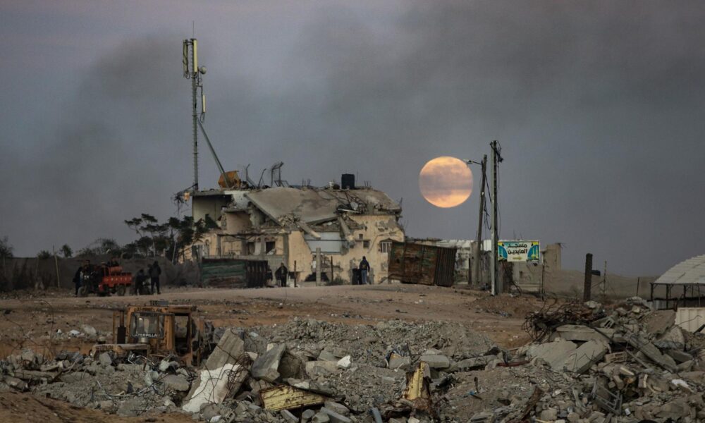 Supervivientes de los bombardeos israelíes huyendo de edificios destruidos en el sur de Gaza. EFE/EPA/HAITHAM IMAD