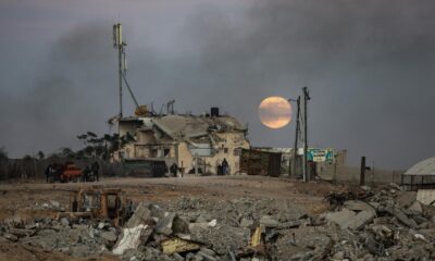 Supervivientes de los bombardeos israelíes huyendo de edificios destruidos en el sur de Gaza. EFE/EPA/HAITHAM IMAD