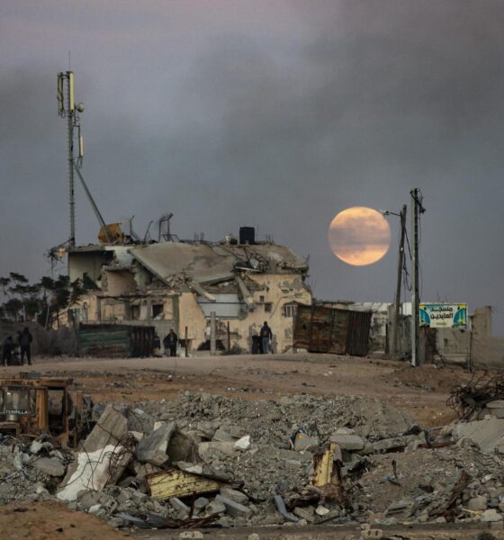 Supervivientes de los bombardeos israelíes huyendo de edificios destruidos en el sur de Gaza. EFE/EPA/HAITHAM IMAD