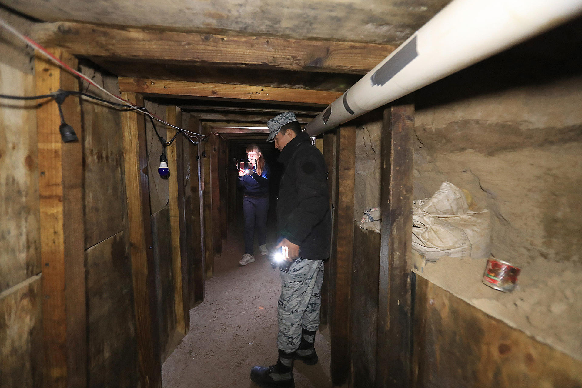 MEX074. CIUDAD JUÁREZ (MÉXICO), 18/01/2025.- Fotografía del interior de un túnel descubierto debajo del Río Bravo, este sábado en Ciudad Juárez (México). El túnel clandestino descubierto el pasado 10 de enero debajo del Río Bravo (Río Grande en EEUU) y que conectaba a la fronteriza Ciudad Juárez con El Paso, en Texas, Estados Unidos, tendría hasta dos años operando, según cálculos preliminares de autoridades mexicanas. EFE/ Luis Torres