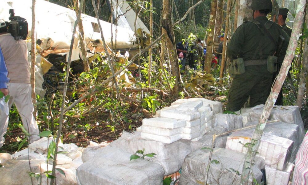 Imagen de archivo de miembros del ejército mexicano que vigilan el lugar donde se hizo un decomiso de cocaína. EFE/Elizabeth Ruiz