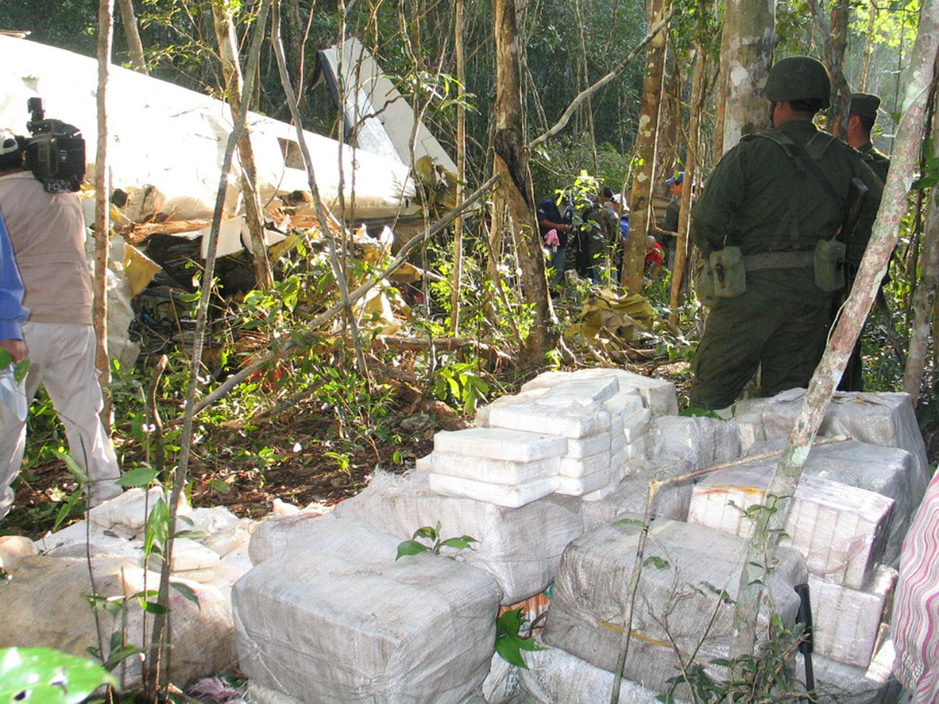 Imagen de archivo de miembros del ejército mexicano que vigilan el lugar donde se hizo un decomiso de cocaína. EFE/Elizabeth Ruiz