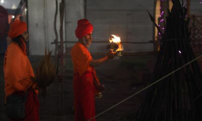 Un hombre santo hindú ofrece oraciones en Juna Akhara en el festival Kumbh Mela antes del baño real cerca del Sangam, la confluencia de tres de los ríos más sagrados de la mitología hindú -Ganges, Yamuna y el mítico Saraswati- en Prayagraj, Uttar Pradesh, India, el 12 de enero de 2025. EFE/EPA/Rajat Gupta