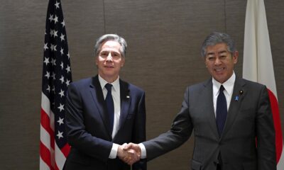 El secretario de Estado de Estados Unidos, Antony Blinken (izq.), estrecha la mano del ministro de Asuntos Exteriores japonés, Takeshi Iwaya, durante una visita de cortesía en Tokio EFE/EPA/David Mareuil / POOL