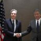 El secretario de Estado de Estados Unidos, Antony Blinken (izq.), estrecha la mano del ministro de Asuntos Exteriores japonés, Takeshi Iwaya, durante una visita de cortesía en Tokio EFE/EPA/David Mareuil / POOL