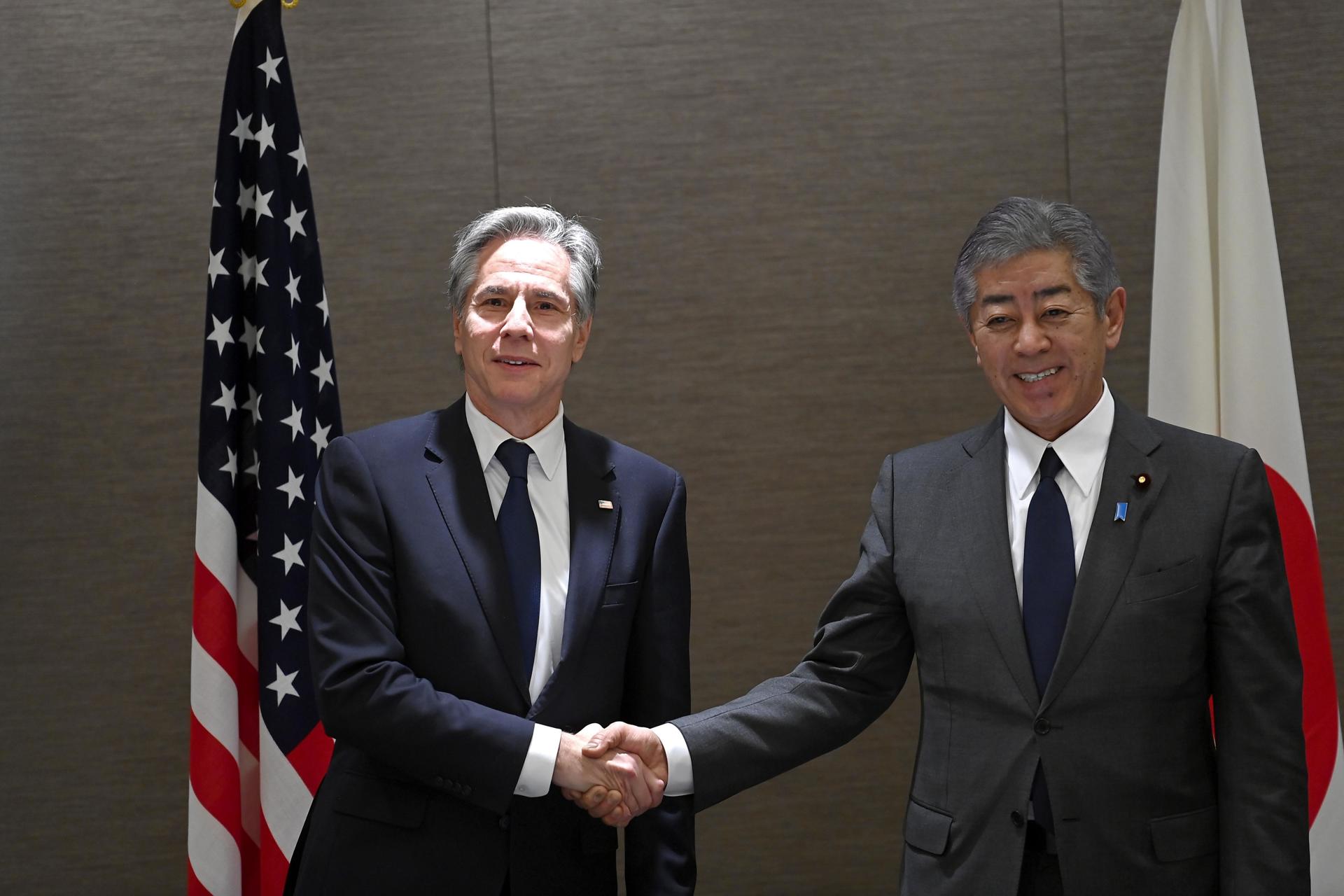 El secretario de Estado de Estados Unidos, Antony Blinken (izq.), estrecha la mano del ministro de Asuntos Exteriores japonés, Takeshi Iwaya, durante una visita de cortesía en Tokio EFE/EPA/David Mareuil / POOL