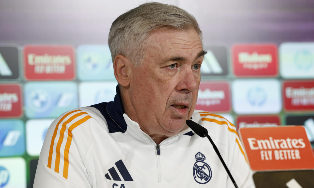 El entrenador del Real Madrid Carlo Ancelotti durante la rueda de prensa posterior al entrenamiento que el conjunto ha llevado a cabo este jueves en la Ciudad Deportiva de Valdebebas, en Madrid, previo a su partido de Liga de mañana, ante el Valencia. EFE/ J.P.Gandul