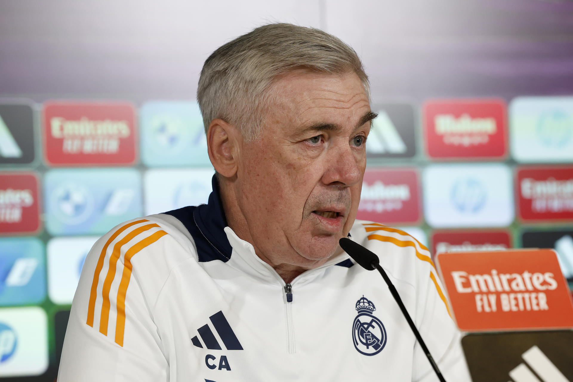 El entrenador del Real Madrid Carlo Ancelotti durante la rueda de prensa posterior al entrenamiento que el conjunto ha llevado a cabo este jueves en la Ciudad Deportiva de Valdebebas, en Madrid, previo a su partido de Liga de mañana, ante el Valencia. EFE/ J.P.Gandul