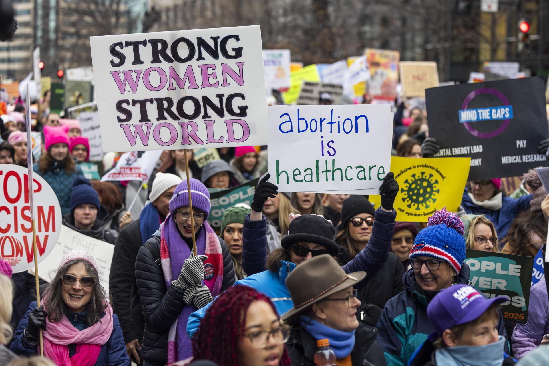 Miles de personas tomaron este sábado las calles de Washington para avisar al presidente electo estadounidense, Donald Trump, que lucharán por los derechos de las mujeres y de los colectivos menos favorecidos y que, a dos días de la investidura, ese nuevo combate no ha hecho más que empezar. EFE/Jim Lo Scalzo