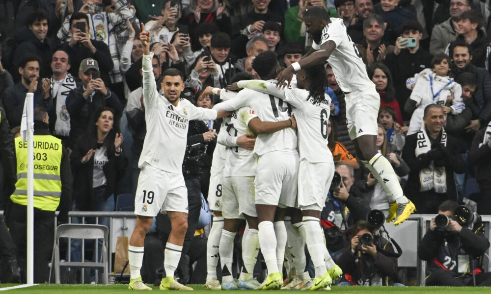 Los jugadores del Real Madrid celebran un gol en el estadio Santiago Bernabéu en foto de archivo de Fernando Villar. EFE