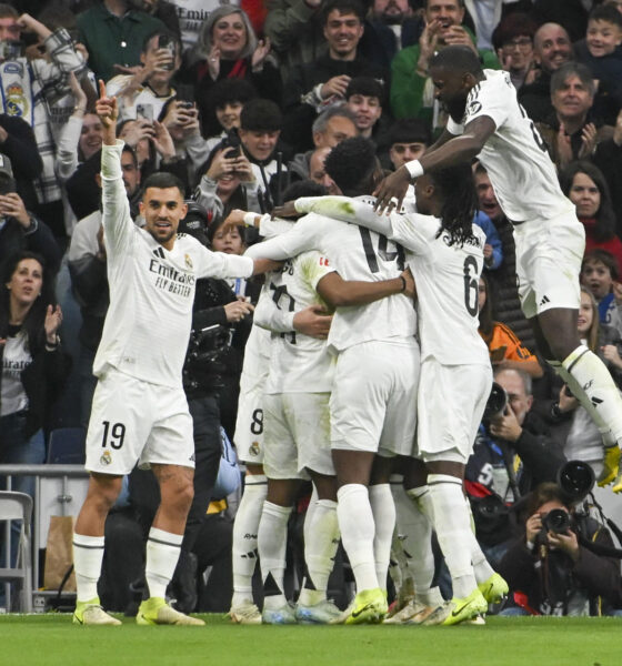 Los jugadores del Real Madrid celebran un gol en el estadio Santiago Bernabéu en foto de archivo de Fernando Villar. EFE