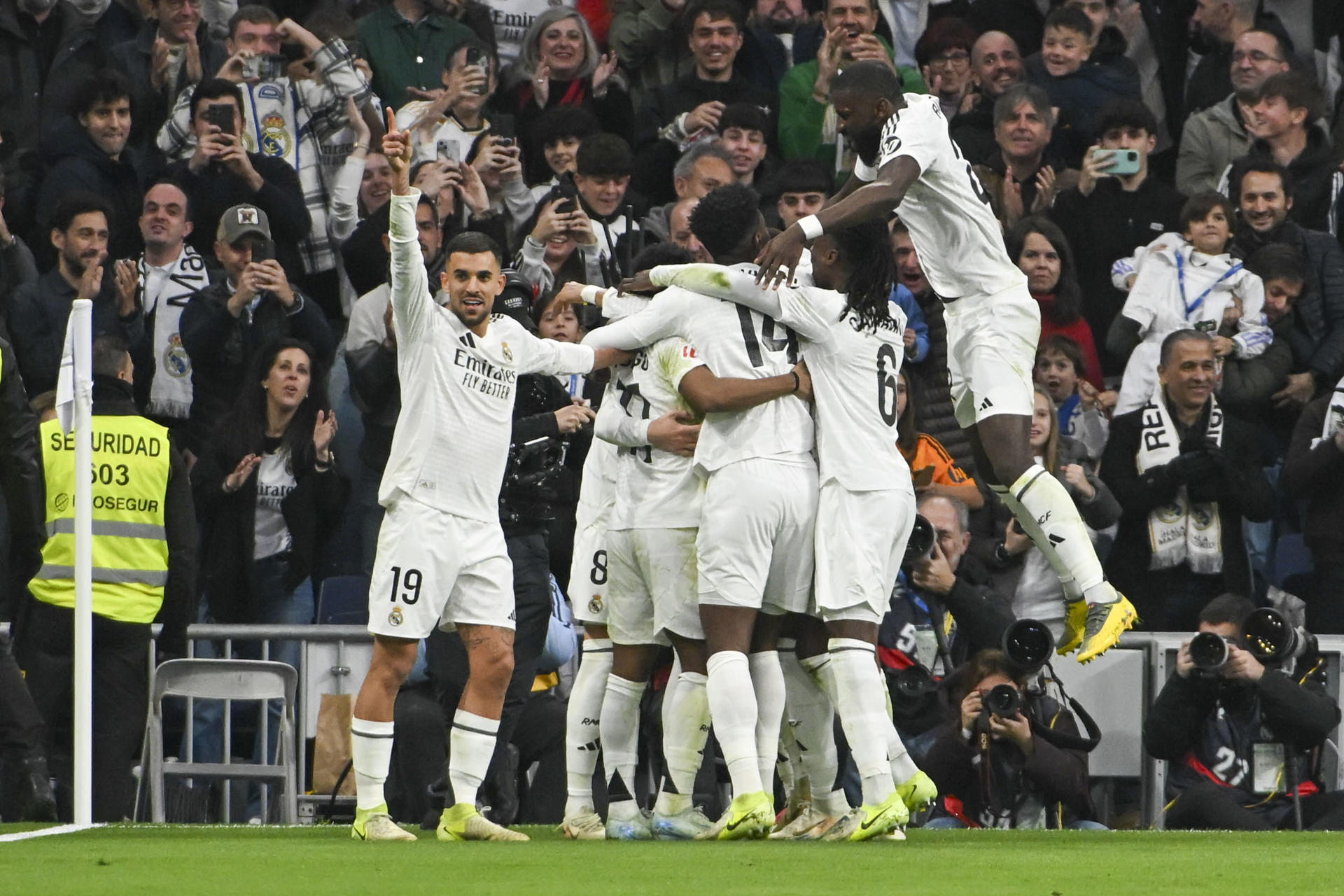 Los jugadores del Real Madrid celebran un gol en el estadio Santiago Bernabéu en foto de archivo de Fernando Villar. EFE