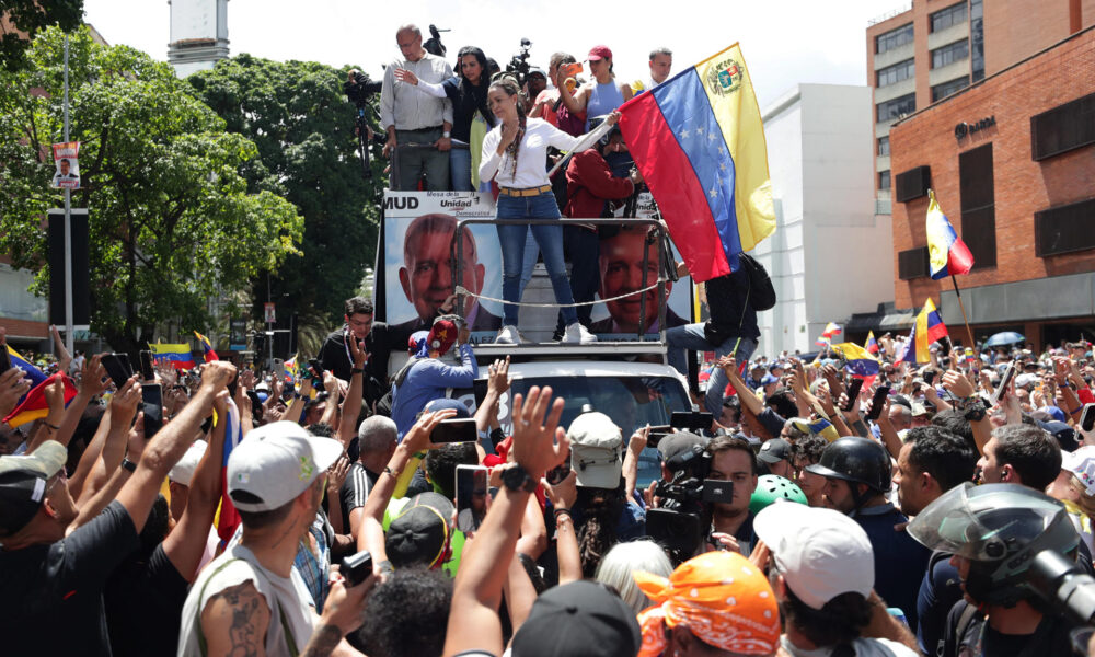 AME7680. CARACAS (VENEZUELA), 03/08/2024.- La líder opositora de Venezuela María Corina Machado asiste a una protesta en rechazo a los resultados oficiales de las elecciones presidenciales -que dan la victoria al presidente Nicolás Maduro-, este sábado en Caracas (Venezuela). Sobre un camión, Machado llegó a la manifestación en una zona del este de Caracas, junto a los antichavistas Delsa Solórzano, Juan Pablo Guanipa, María Beatriz Martínez, Biagio Pilieri y Williams Dávila, todos miembros de partidos que conforman la mayor coalición antichavista, Plataforma Unitaria Democrática (PUD). Hasta el momento no se ha confirmado la presencia del candidato de la coalición, Edmundo González Urrutia. EFE/ Ronald Peña R.