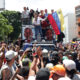 AME7680. CARACAS (VENEZUELA), 03/08/2024.- La líder opositora de Venezuela María Corina Machado asiste a una protesta en rechazo a los resultados oficiales de las elecciones presidenciales -que dan la victoria al presidente Nicolás Maduro-, este sábado en Caracas (Venezuela). Sobre un camión, Machado llegó a la manifestación en una zona del este de Caracas, junto a los antichavistas Delsa Solórzano, Juan Pablo Guanipa, María Beatriz Martínez, Biagio Pilieri y Williams Dávila, todos miembros de partidos que conforman la mayor coalición antichavista, Plataforma Unitaria Democrática (PUD). Hasta el momento no se ha confirmado la presencia del candidato de la coalición, Edmundo González Urrutia. EFE/ Ronald Peña R.