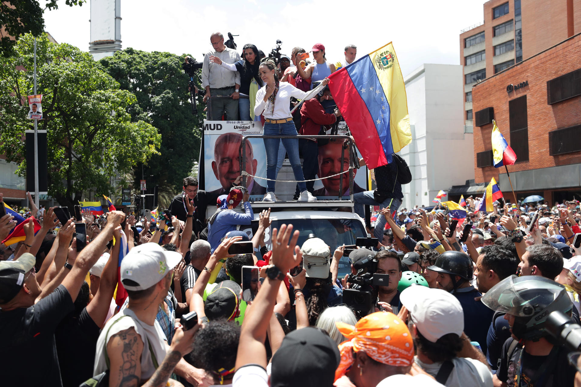 AME7680. CARACAS (VENEZUELA), 03/08/2024.- La líder opositora de Venezuela María Corina Machado asiste a una protesta en rechazo a los resultados oficiales de las elecciones presidenciales -que dan la victoria al presidente Nicolás Maduro-, este sábado en Caracas (Venezuela). Sobre un camión, Machado llegó a la manifestación en una zona del este de Caracas, junto a los antichavistas Delsa Solórzano, Juan Pablo Guanipa, María Beatriz Martínez, Biagio Pilieri y Williams Dávila, todos miembros de partidos que conforman la mayor coalición antichavista, Plataforma Unitaria Democrática (PUD). Hasta el momento no se ha confirmado la presencia del candidato de la coalición, Edmundo González Urrutia. EFE/ Ronald Peña R.