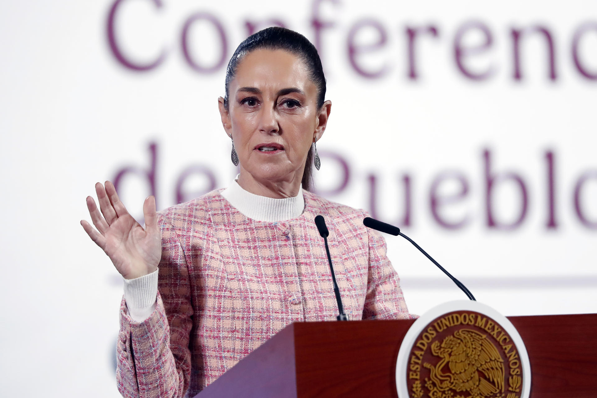 La presidenta de México, Claudia Sheinbaum, habla durante su rueda de prensa diaria este jueves, en el Palacio Nacional en la Ciudad de México (México). EFE/ Mario Guzmán