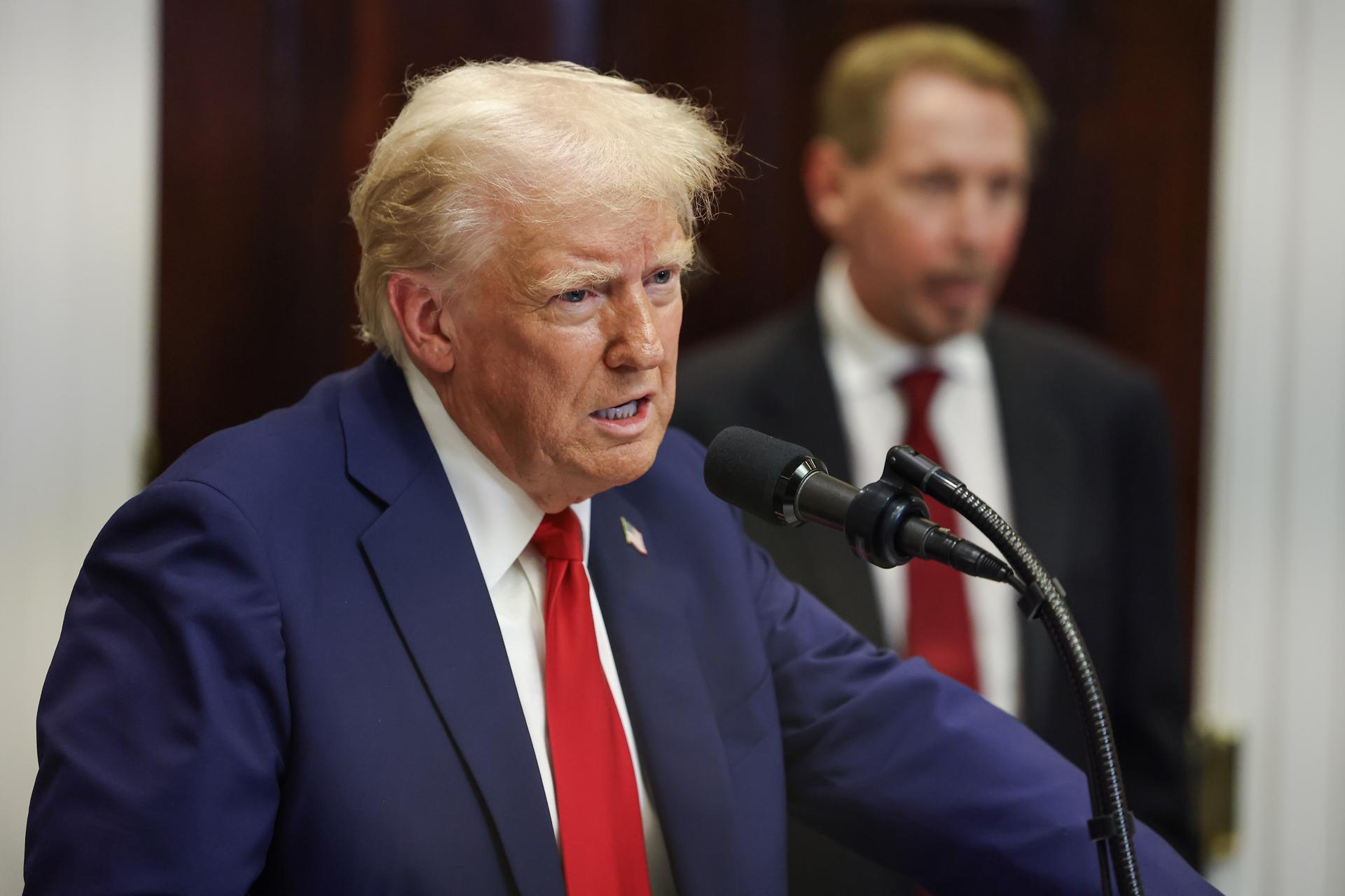 El presidente de Estados Unidos, Donald Trump, pronuncia un discurso sobre la infraestructura de inteligencia artificial (IA) en la Sala Roosevelt de la Casa Blanca, en Washington, DC (EE.UU.). EFE/AARON SCHWARTZ / POOL