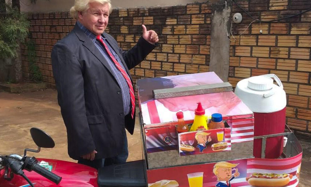 Fotografía sin fecha cedida por Uptaciano Melgarejo de él posando en Ciudad del Este (Paraguay). Melgarejo, conocido como el 'Trump paraguayo', afamado por su parecido con el presidente EE.UU., Donald Trump. EFE/ Uptaciano Melgarejo