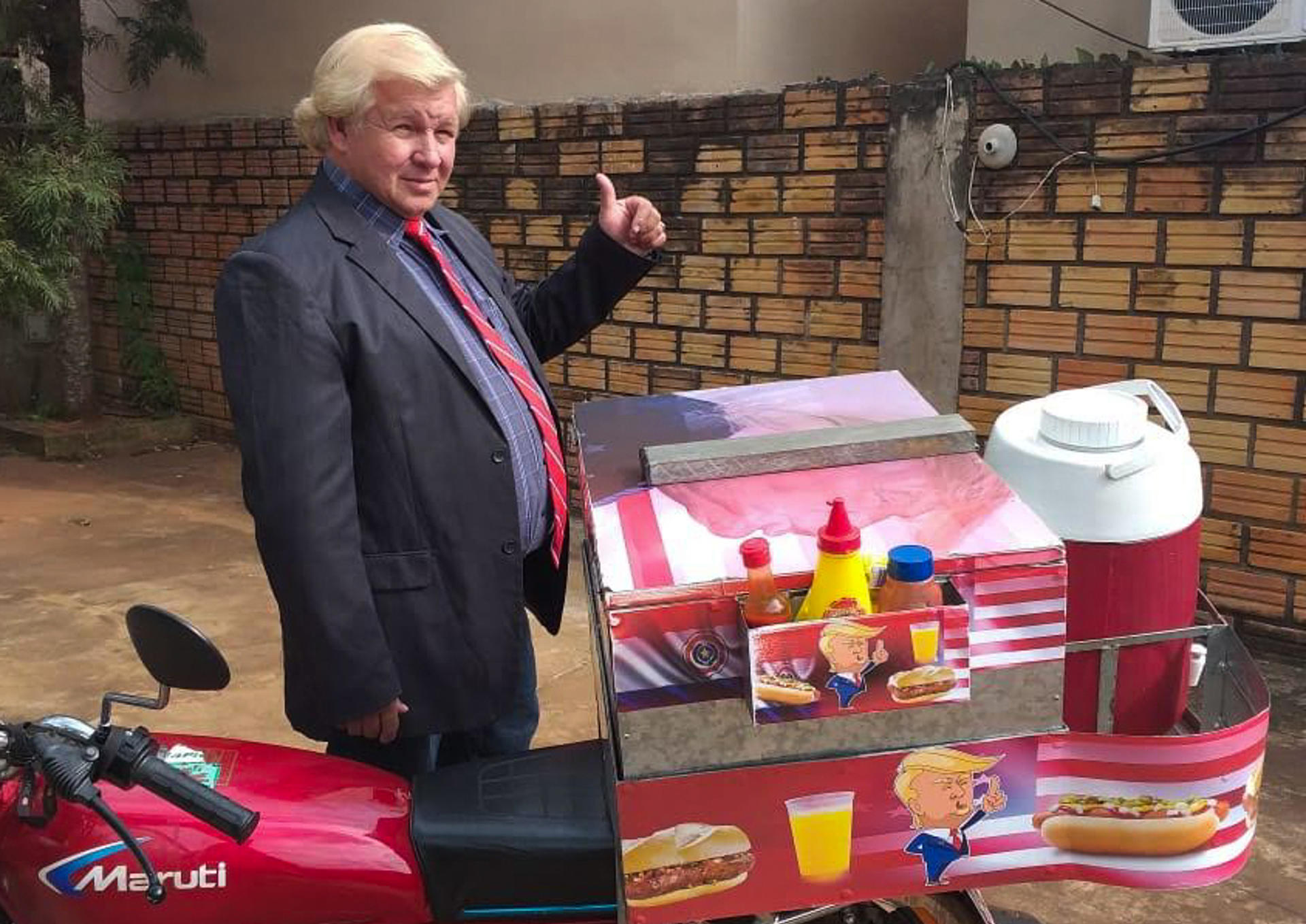 Fotografía sin fecha cedida por Uptaciano Melgarejo de él posando en Ciudad del Este (Paraguay). Melgarejo, conocido como el 'Trump paraguayo', afamado por su parecido con el presidente EE.UU., Donald Trump. EFE/ Uptaciano Melgarejo