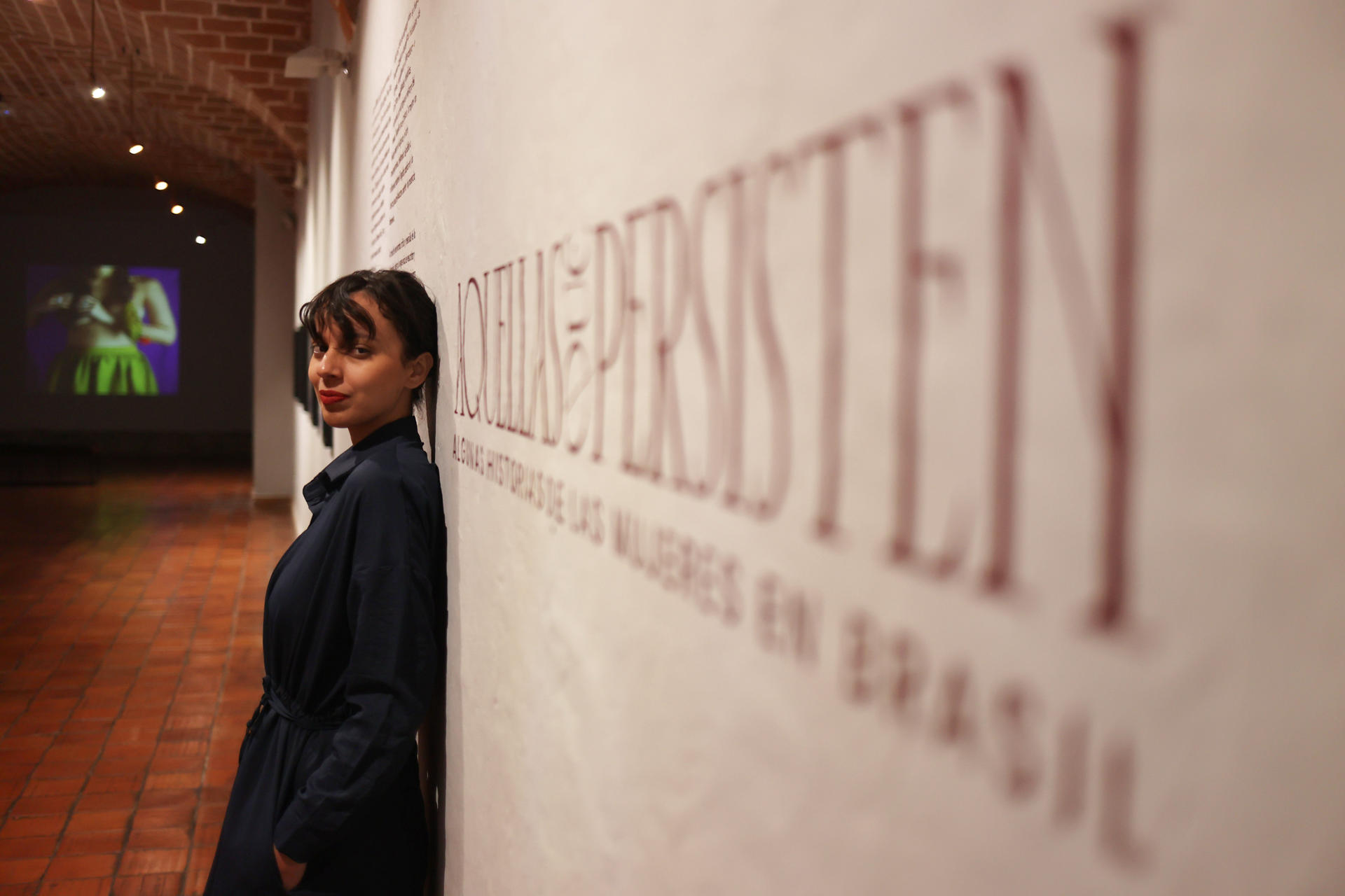 Fotografía del 15 de enero de 2025 de la artista brasileña Danielle Rosa junto a algunas de sus obras en el Museo Nacional de Arte de La Paz (Bolivia). EFE/ Luis Gandarillas