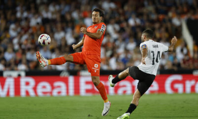 El defensa del Valencia José Luis Gayá (d) despeja el balón ante la presión de Mikel Oyarzabal (i), en el estadio de Mestalla en Valencia en foto de archivo de Biel Aliño. EFE