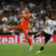 El defensa del Valencia José Luis Gayá (d) despeja el balón ante la presión de Mikel Oyarzabal (i), en el estadio de Mestalla en Valencia en foto de archivo de Biel Aliño. EFE