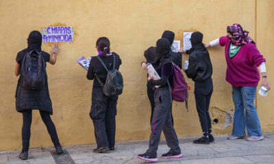 Imagen de archivo de mujeres que pegan carteles durante una manifestación por el aumento de feminicidios en el estado de Chiapas (México). EFE/ Carlos López