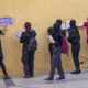 Imagen de archivo de mujeres que pegan carteles durante una manifestación por el aumento de feminicidios en el estado de Chiapas (México). EFE/ Carlos López