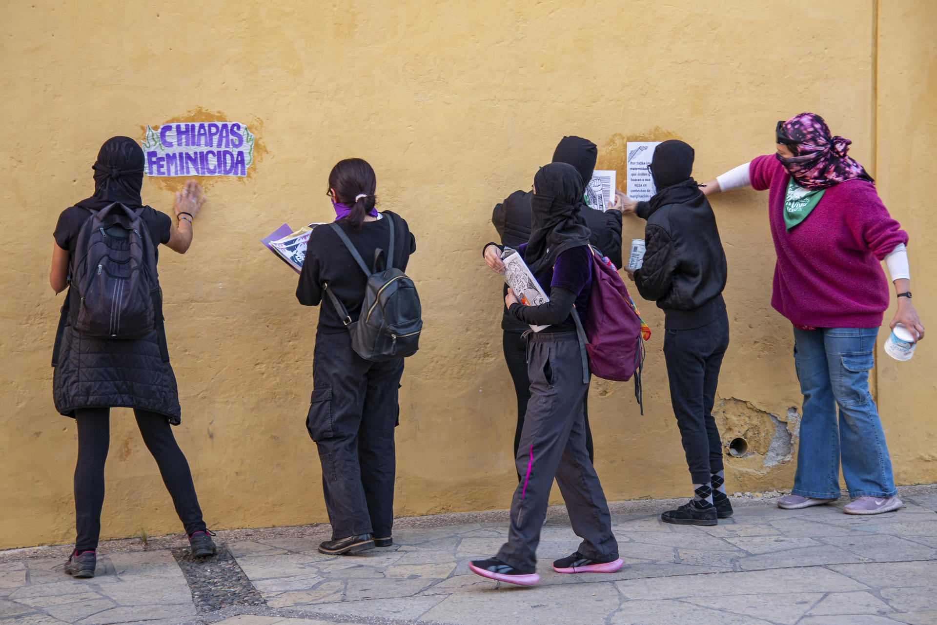 Imagen de archivo de mujeres que pegan carteles durante una manifestación por el aumento de feminicidios en el estado de Chiapas (México). EFE/ Carlos López