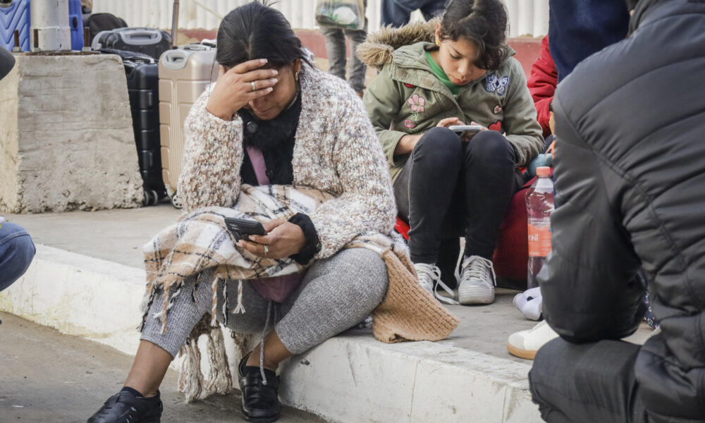 Migrantes quedaron varados en el puerto fronterizo de El Chaparral tras la cancelación del programa CBP-One, este lunes en la ciudad de Tijuana en Baja California (México). EFE/ Joebeth Terríquez