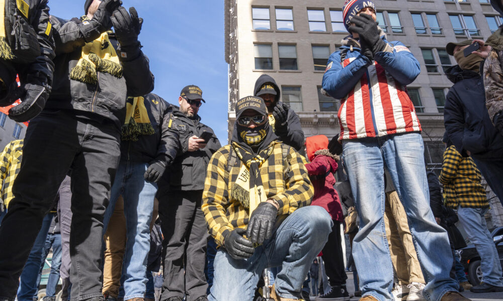 Integrantes de la organización Proud Boys marchan durante la investidura del presidente de los Estados Unidos, Donald Trump, este lunes, cerca al Capitolio en Washington (EE.UU.). EFE/ Ángel Colmenares