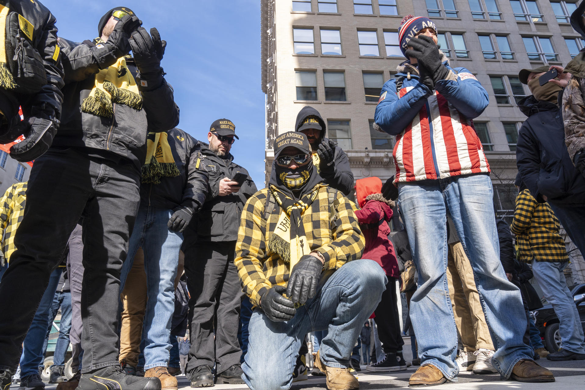 Integrantes de la organización Proud Boys marchan durante la investidura del presidente de los Estados Unidos, Donald Trump, este lunes, cerca al Capitolio en Washington (EE.UU.). EFE/ Ángel Colmenares