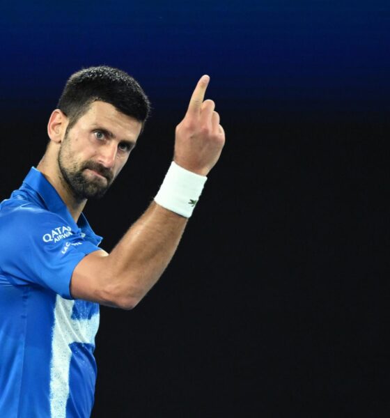 Novak Djokovic, en un momento de su partido de primera ronda contra el estadounidense Nishesh Basavareddy, en el Abierto de Australia. EFE/EPA/JOEL CARRETT