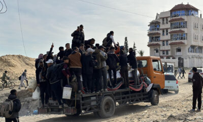 Los camiones con ayuda humanitaria que aguardaban el paso hacia la Franja de Gaza desde el cruce fronterizo de Rafah, en Egipto, comenzaron a entrar en territorio palestino, según constató la Agencia EFE sobre el terreno. EFE/ EFE