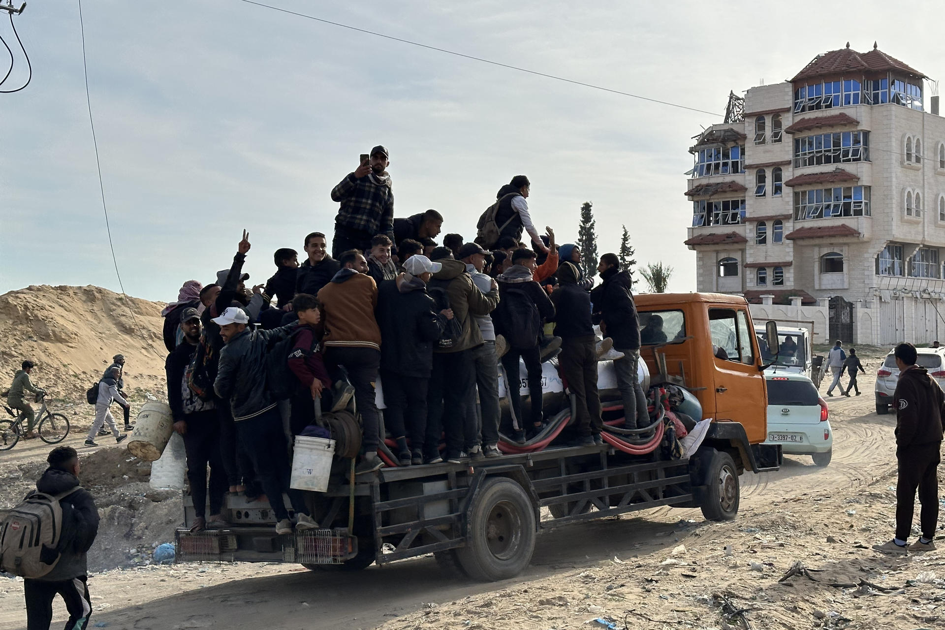 Los camiones con ayuda humanitaria que aguardaban el paso hacia la Franja de Gaza desde el cruce fronterizo de Rafah, en Egipto, comenzaron a entrar en territorio palestino, según constató la Agencia EFE sobre el terreno. EFE/ EFE