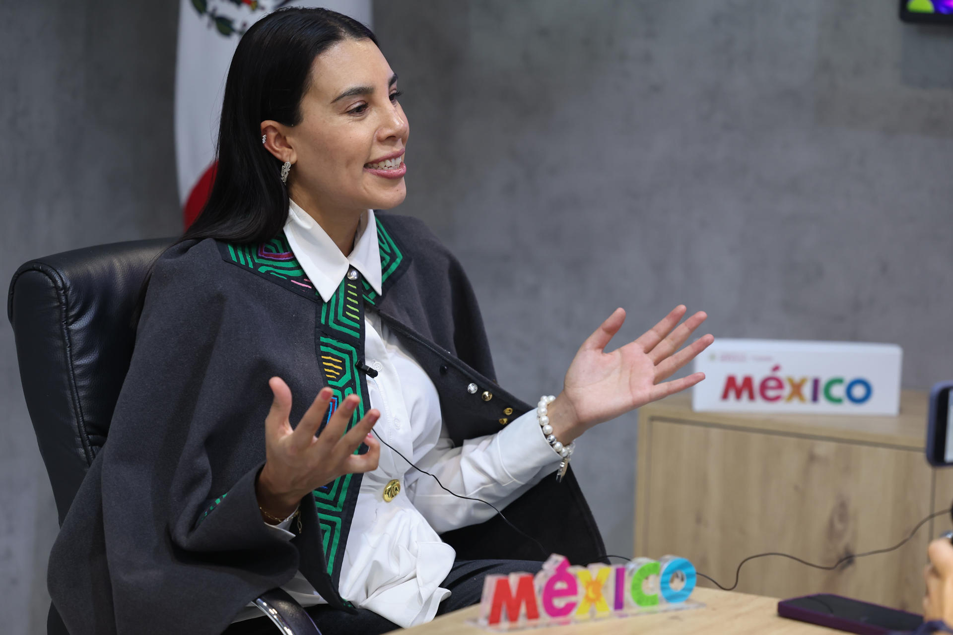 México trae a Fitur su turismo comunitario, para mostrar al mundo que es mucho más que las playas de Cancún o Acapulco, aseguró este miércoles a EFE la secretaria de Turismo del país, Josefina Rodríguez. "Estamos trabajando en su comercialización, por primera vez vienen destinos que muestran nuestra cultura, nuestros pueblos originarios", comentó en la primera jornada de la feria internacional de turismo en Madrid.- EFE/ Kiko Huesca