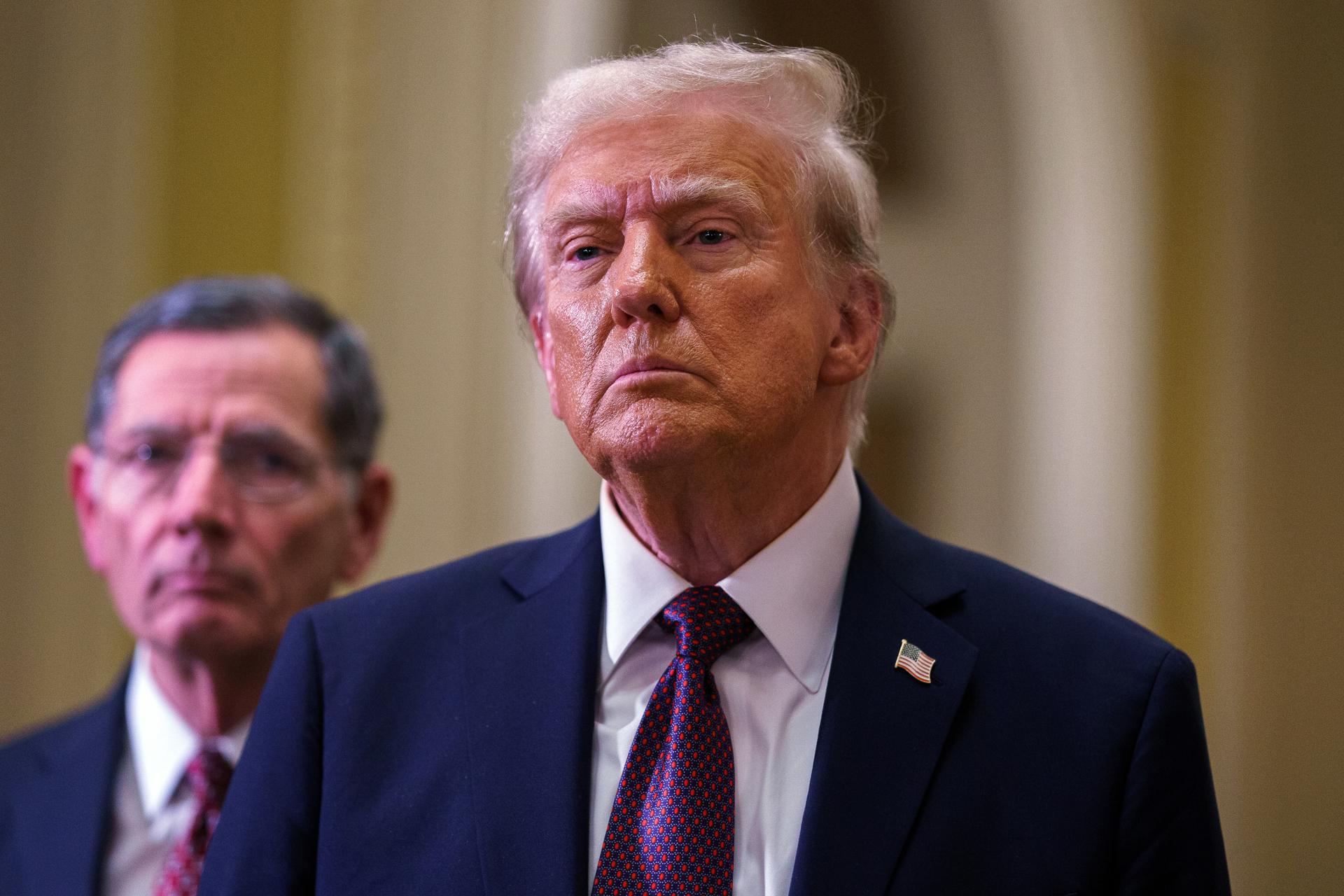 Fotografía de archivo del 8 de enero de 2025 del presidente electo de Estados Unidos, Donald Trump, durante una reunión en el Capitolio de Estados Unidos en Washington (EE. UU.). EFE/EPA/WILL OLIVER