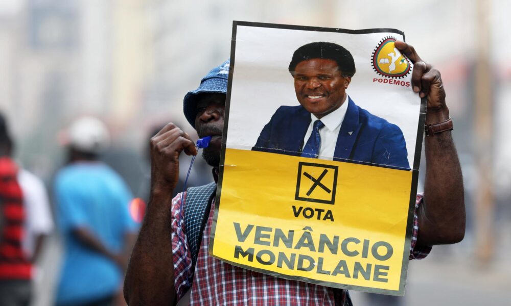 Un manifestante sostiene un cartel durante una protesta organizada por los seguidores de Venancio Mondlane en contra del proceso electoral en Maputo, Mozambique, el 27 de noviembre de 2024. EFE/EPA/LUISA NHANTUMBO